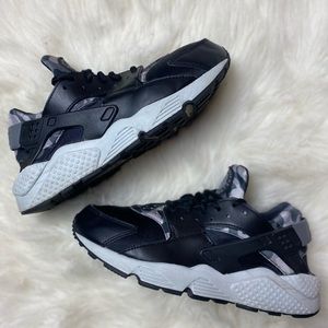 WMNS AIR HUARACHE RUN PRINT SIZE 9.5 (fit more like a size 9)